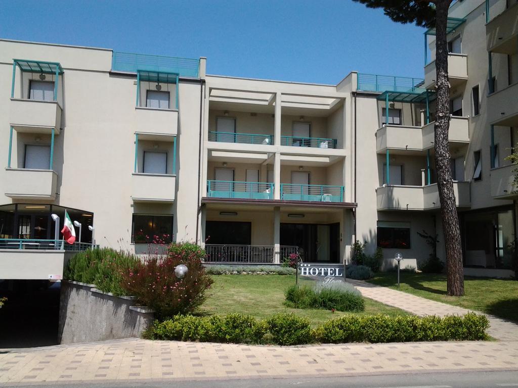Hotel Flora Marina Di Bibbona Exterior foto